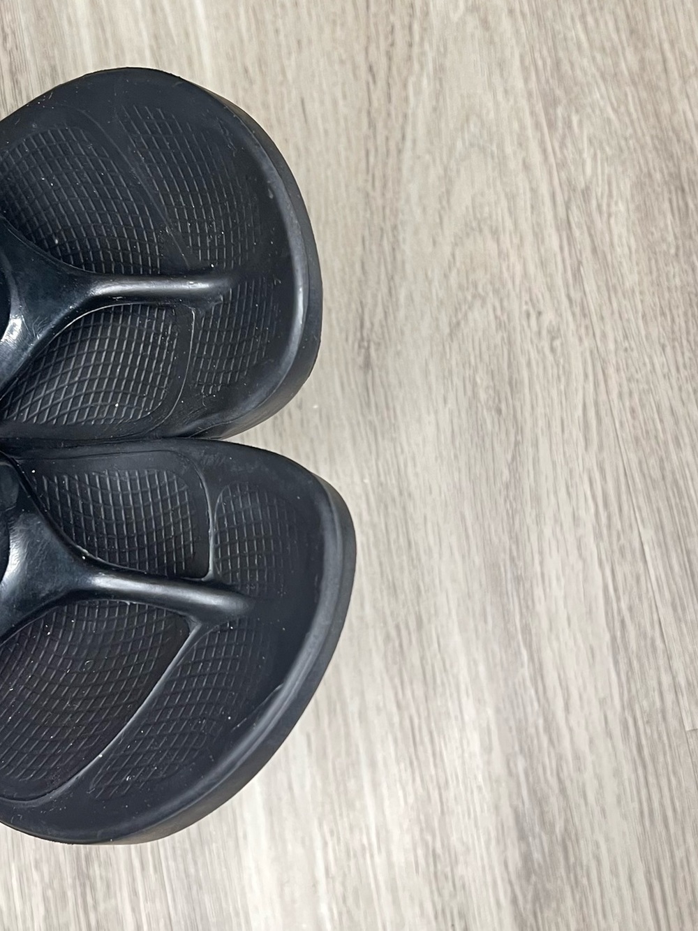 Oofos Women’s Recovery Sandals Flip Flops Size 5 Black Shiny Thong - Picture 6 of 8